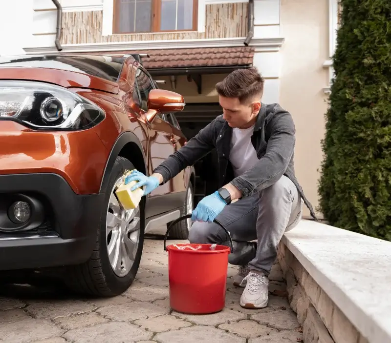 Lavage auto à domicile Mairé-Levescault : professionnel intervenant sur un véhicule